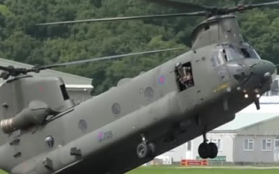 Pilot flies the Boeing CH-47 Chinook like a stunt pilot and caps it off with an incredible wheelie landing