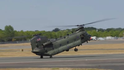 boeing-ch-47-chinook-wheelie-farnborough-airshow