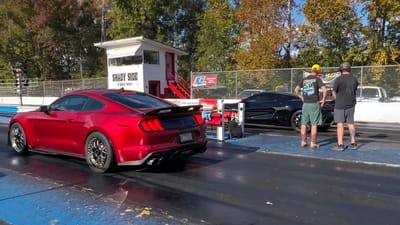 drag-race-corvette-zr1x-and-ford-mustang