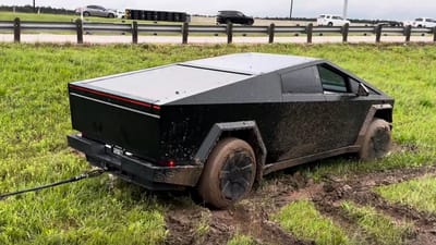 tesla-cybertruck-range-rover-defender-rescue-muddy-field