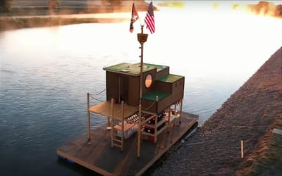 man-built-a-three-story-raft-to-float-down-the-missouri-river-and-have-the-most-fun-ever