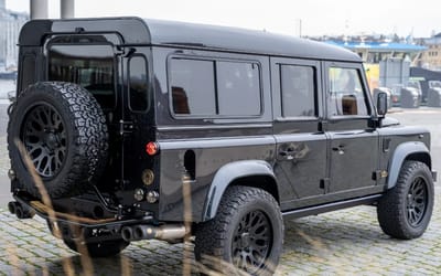 This custom Defender from Amsterdam has a Corvette V8, a vintage clock from the owner's brand and was designed to conquer Dubai