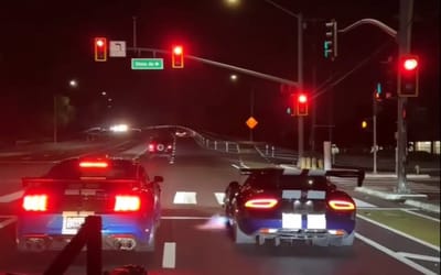 A heavily modified Dodge Viper pulled up at a red light next to a Shelby GT500 and what happened next wasn’t for the faint-hearted