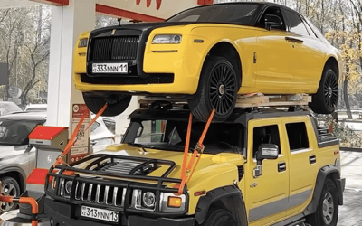 Hummer spotted transporting a 2.5-ton Rolls-Royce on its roof at a gas station
