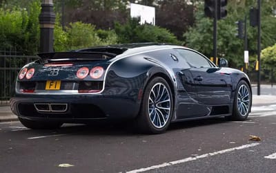 People shocked at how quickly Bugatti Veyron drains its 100-liter tank while driving at top speed