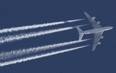 Pilot clears up chemtrails conspiracy theory and explains exactly what those white streaks in the sky are