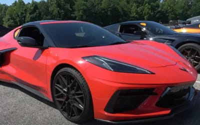 Dodge Challenger SRT Hellcat faces C8 Chevrolet Corvette in race, it ends in a demolition