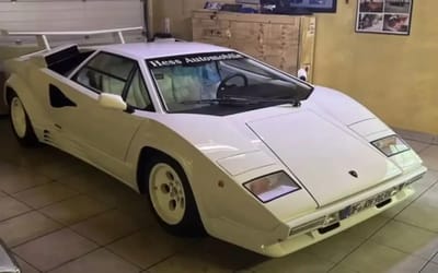 Man bought a Lamborghini Countach and signed the contract directly on the car’s spoiler in ceremony