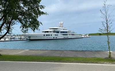 $100,000,000 New Secret superyacht turns Chicago River into a billionaire’s playground