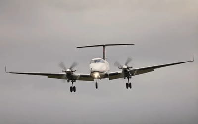 amazing-beechcraft-super-king-air-200-takeoff