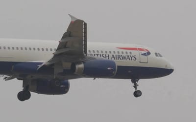 Slow-motion footage shows exactly how landing gear works on Airbus and Boeing planes