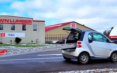 smart-car-driver-tries-hauling-a-comically-large-ladder