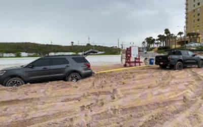 ford-ranger-raptor-toyota-rescued-florida-beach