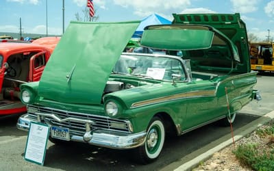 Car lovers awestruck by video of Ford Fairlane Skyliner's retractable roof in 'amazing feat of technology'