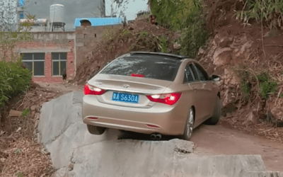 Hyundai driver attempting three-point turn on narrow cliff road is so hard to watch but impossible to look away from