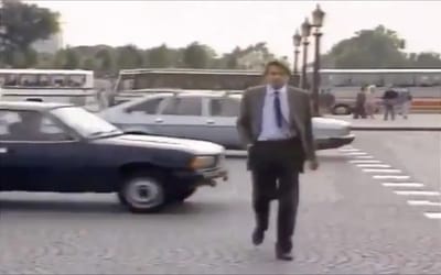 Reporter casually shows how to cross the incredibly busy Place de la Concorde in one clean take