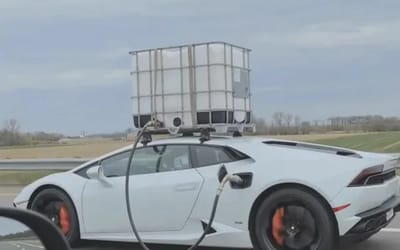 This Lamborghini driver added a rooftop fuel tank to attempt unlimited driving range