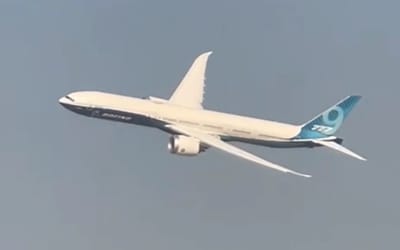 Boeing plane performs epic wing wave at the 2025 Dubai Airshow, and it’s so majestic you can’t help but be mesmerized