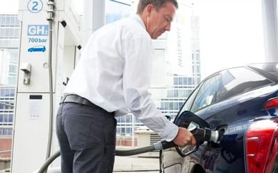 Man gives a fascinating up-close look at what it’s like to fill up a hydrogen car