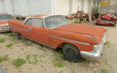 Man visits his friend’s collection of over 100 notable classic cars in Kansas and finds a surprise