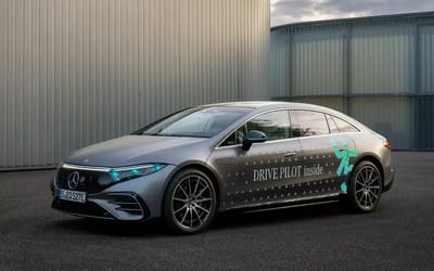 Mercedes cars will use turquoise lights when driving autonomously to serve a purpose