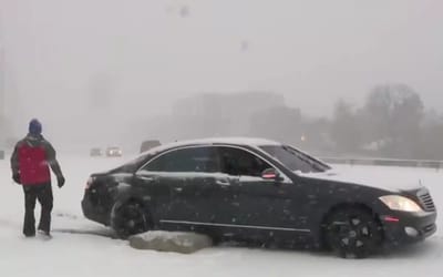 Mercedes S-Class seen really struggling in the snow as drivers deal with unprecedented weather in Texas