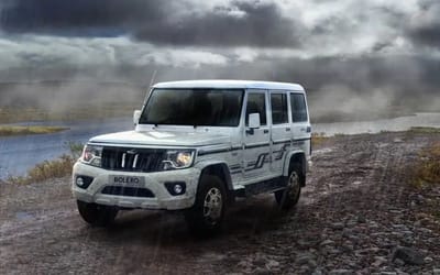 Modified Mahindra Bolero 4×4 rescues people trapped in flood