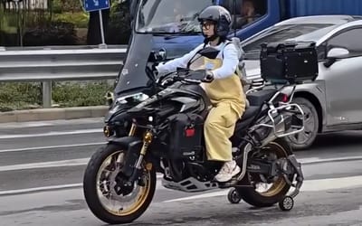 Motorbike stabilizers in China steal the show as the easiest way to avoid ever tipping over