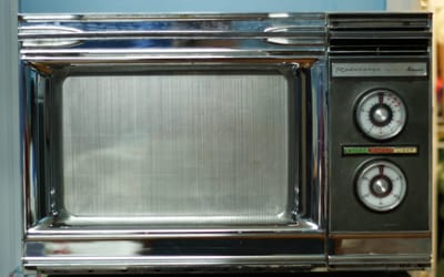 us-couple-still-use-a-microwave-from-1946