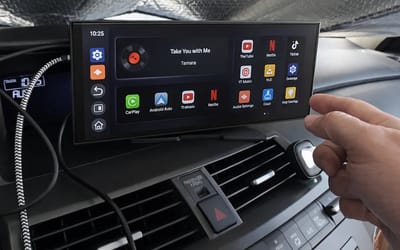 Driver wowed by portable screen that brings Apple CarPlay to cars with no display