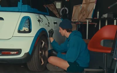 This American artist asked a stranger if he could paint her car and what he created left her speechless