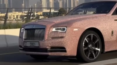 worlds-first-rolls-royce-covered-pink-diamonds-spotted-dubai