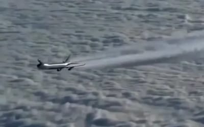 What a Boeing looks like at cruise speed from another plane's perspective is absolutely mesmerizing to watch