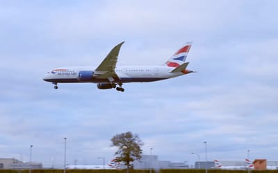 Airbus A380 and Boeing 787 captured landing in exact same spot at day and night in ultimate spot the difference