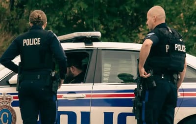 Police officer reveals the reason they pat your car after pulling you over and it’s leaving people surprised