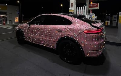 Man who covered his Porsche Cayenne Turbo in Christmas lights takes them off and sees what they’ve done to his car