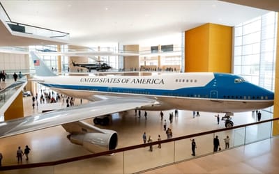 air-force-one-boeing-747-miami-skyscraper-latest