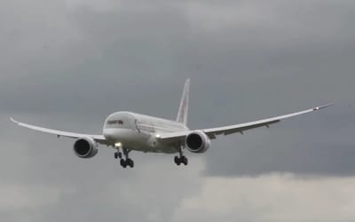 boeing-787-performs-a-jaw-dropping-touch-and-go-landing