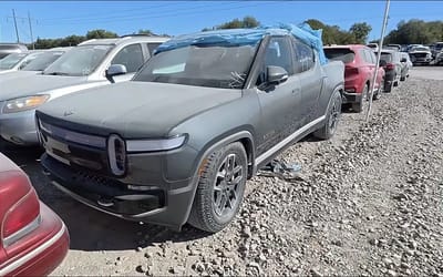 Brand-new Rivian R1T found in an auction yard by man who couldn’t believe what he found in tailbed