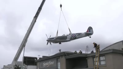 crane-removes-kitcheners-spitfire-replica-after-30-years