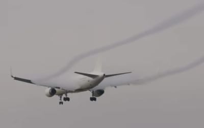 boeing-and-airbus-jets-land-in-thick-fog