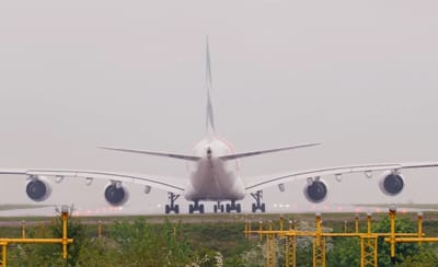How the powerful jet blast of a Airbus A380 compares to that of a Boeing 747 in striking video