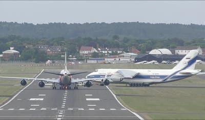 Unbelievable footage shows Boeing 747-8 and Antonov An-124 side by side in a battle for the title of biggest beast