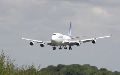 Boeing 747 performs impressive low flypast and very short landing as last hurrah before being scrapped