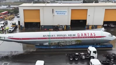 john-travolta-qantas-boeing-707-latest-new-wales-australia