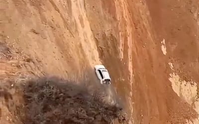 toyota-land-cruiser-scaling-cliff-face-video