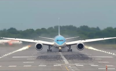 boeing-787-dreamliner-jet-blast-in-the-storm