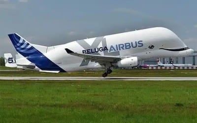 Unbelievable footage from the ground shows ‘strangest’ plane Airbus Beluga above London