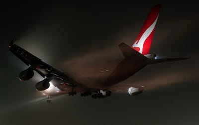 qantas-airbus-a380-vapor-trails-at-heathrow-airport-london