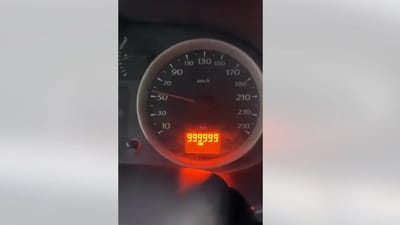 Man drove his Renault Symbol up to 999,999km and its odometer did the most anti-climactic thing when he filmed it reaching 1,000,000km